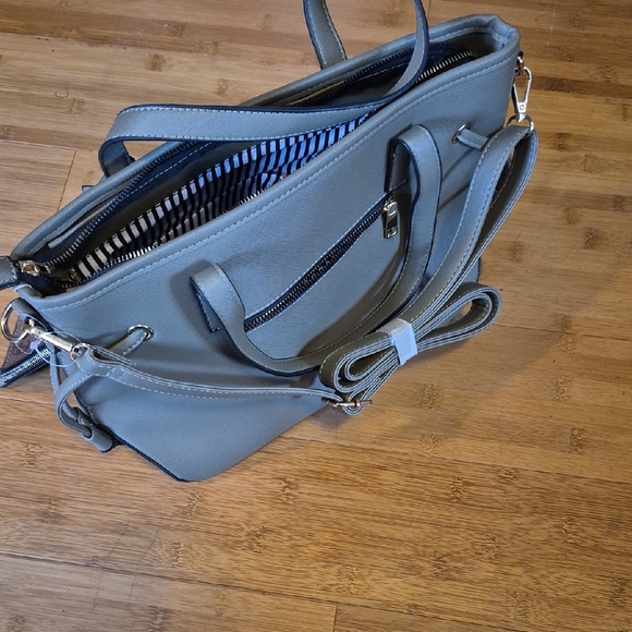 Chic Green and Brown Tote with Matching Pouch - Picture 3 of 3